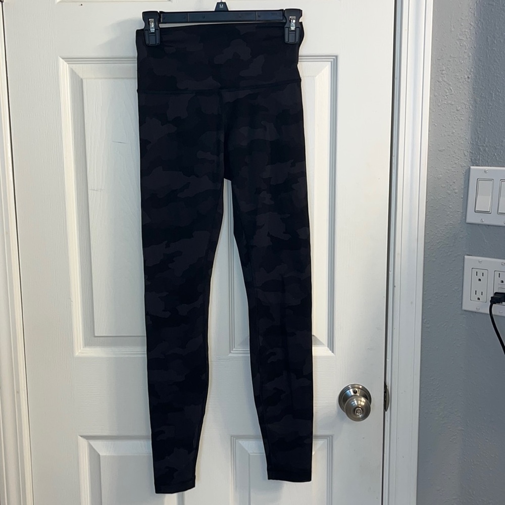 women’s lululemon wonder u see train black camo leggings